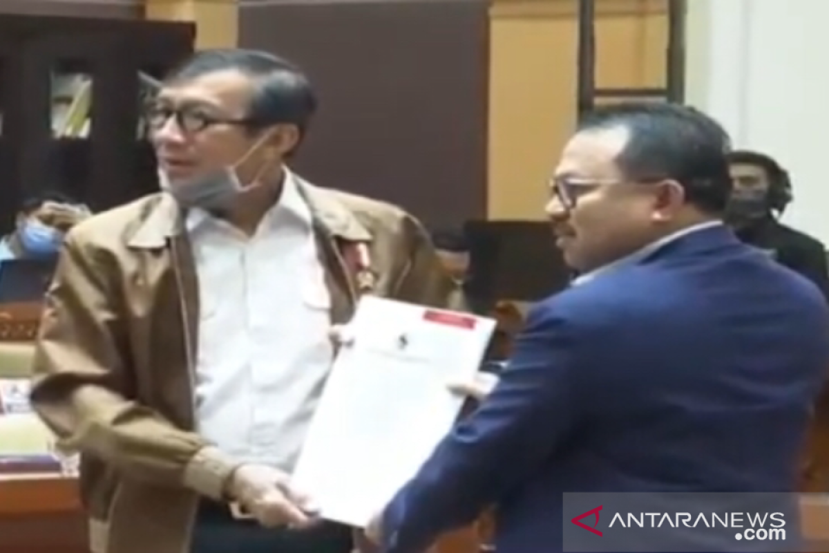 Menkumham serahkan DIM RUU MK dalam Raker Komisi III DPR RI