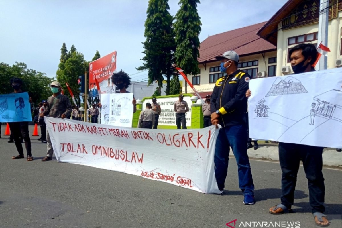 Tolak RUU Cipta Kerja, mahasiswa Aceh Barat gelar unjukrasa di depan Gedung DPRK