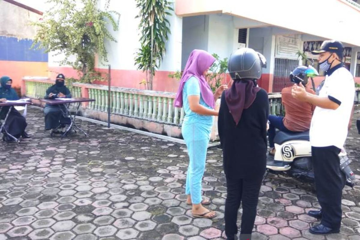 Berbusana ketat, 23 perempuan dan 13 laki-laki terjaring razia