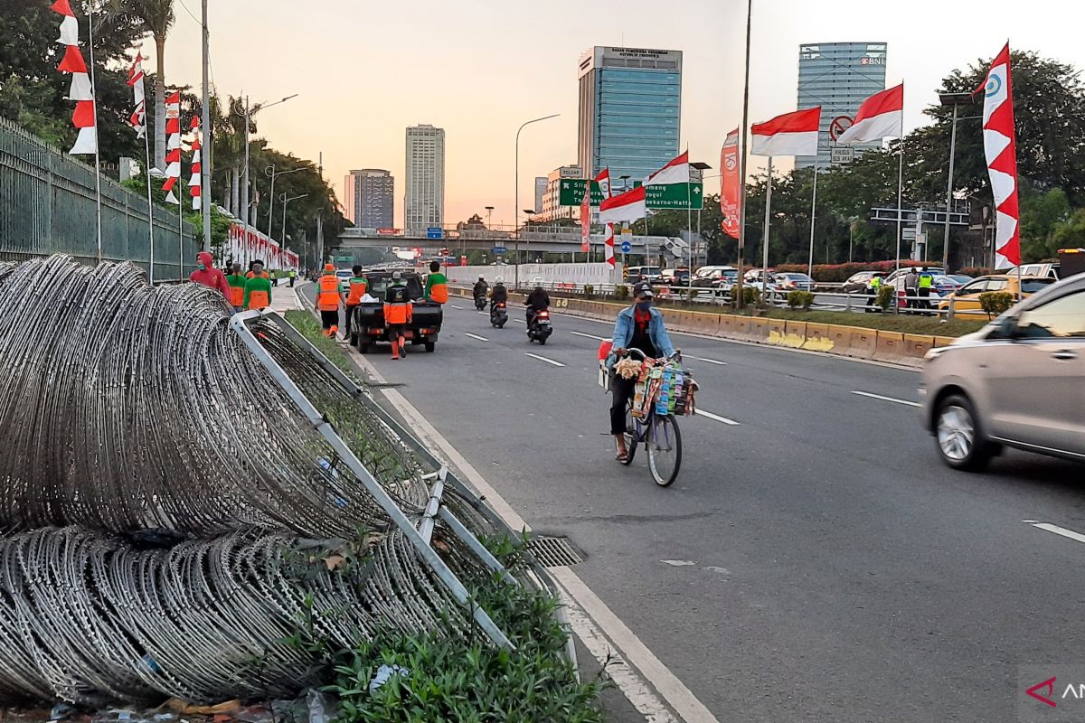 Petugas PPSU mulai bersihkan sampah sisa demonstrasi depan DPR RI