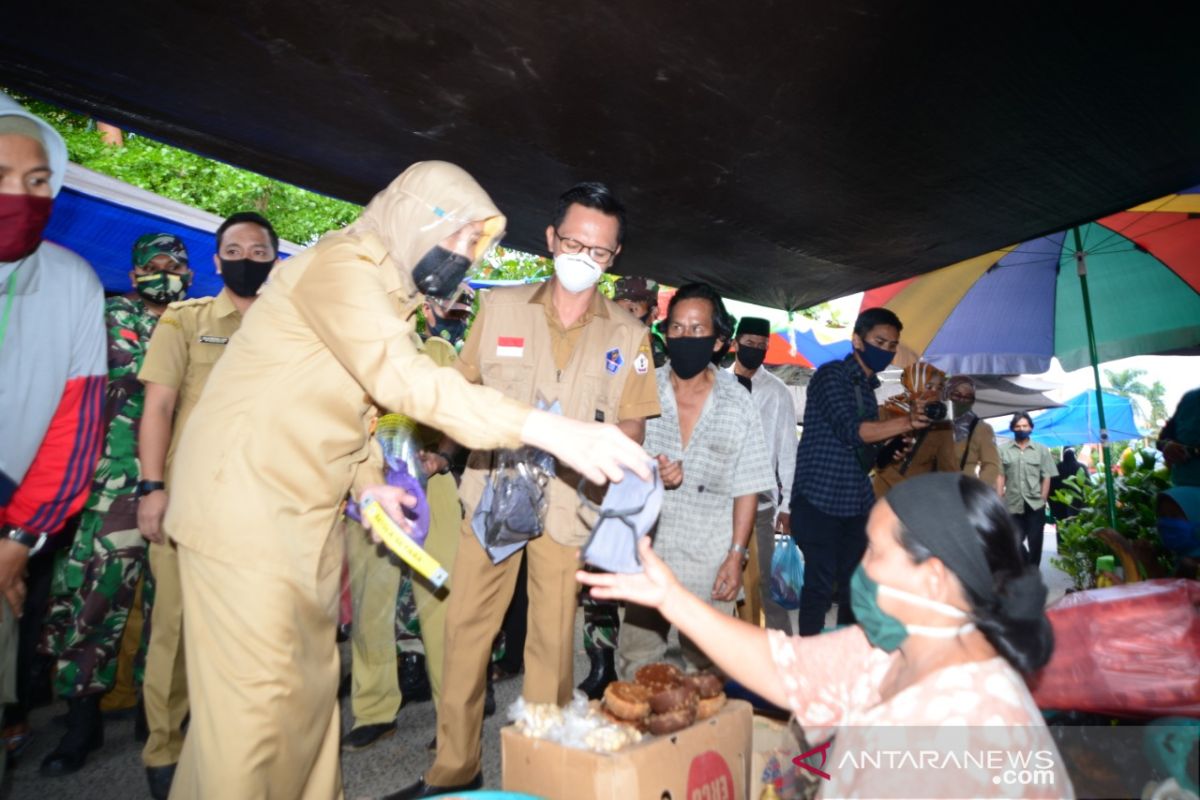 Bupati Batola bagikan masker saat sidak dua pasar