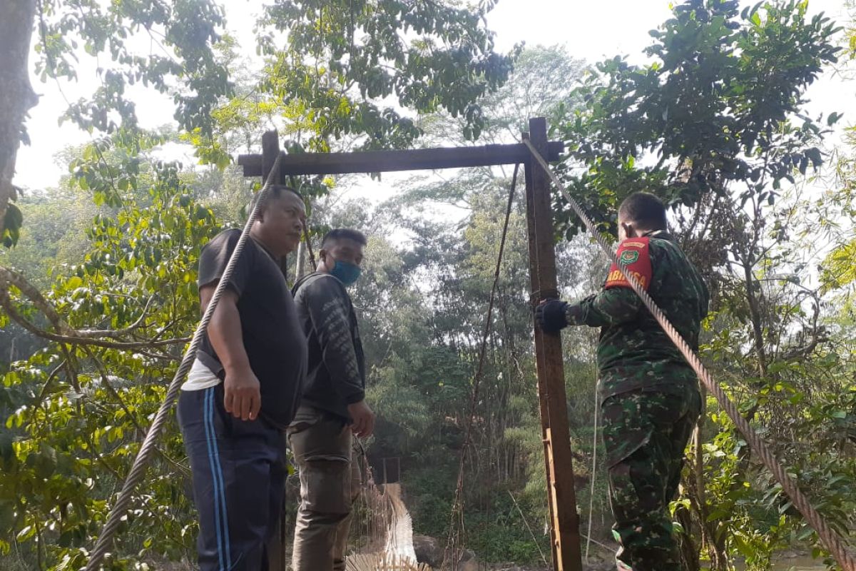 Jembatan gantung sepanjang 70 meter di Sukabumi putus akibatkan belasan warga luka