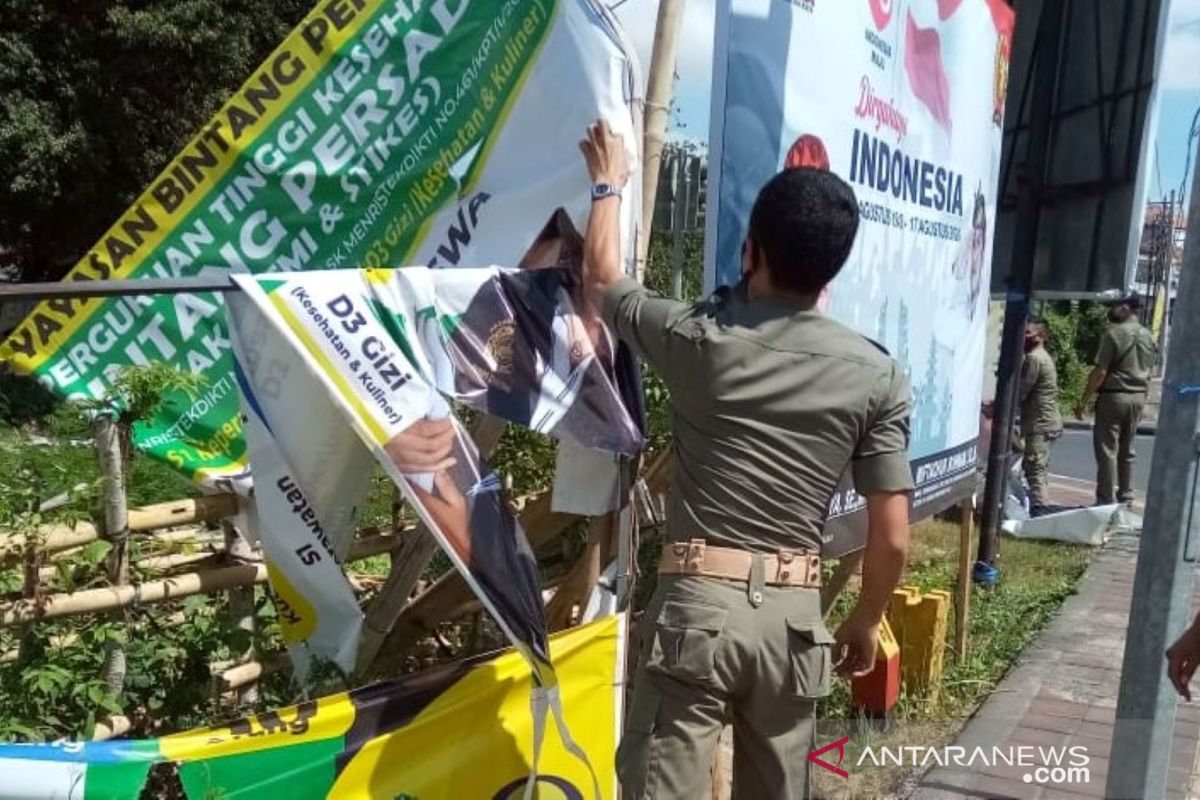 Satpol PP Denpasar tertibkan spanduk dan baliho kedaluwarsa