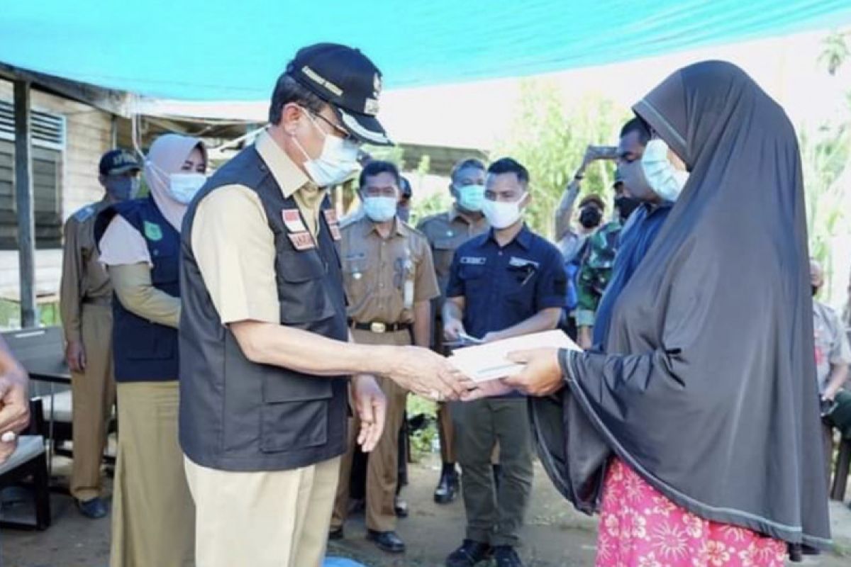 Bupati Muhammad Wardan kunjungi korban kebakaran di Desa Teluk Pantaian, Kecamatan GAS