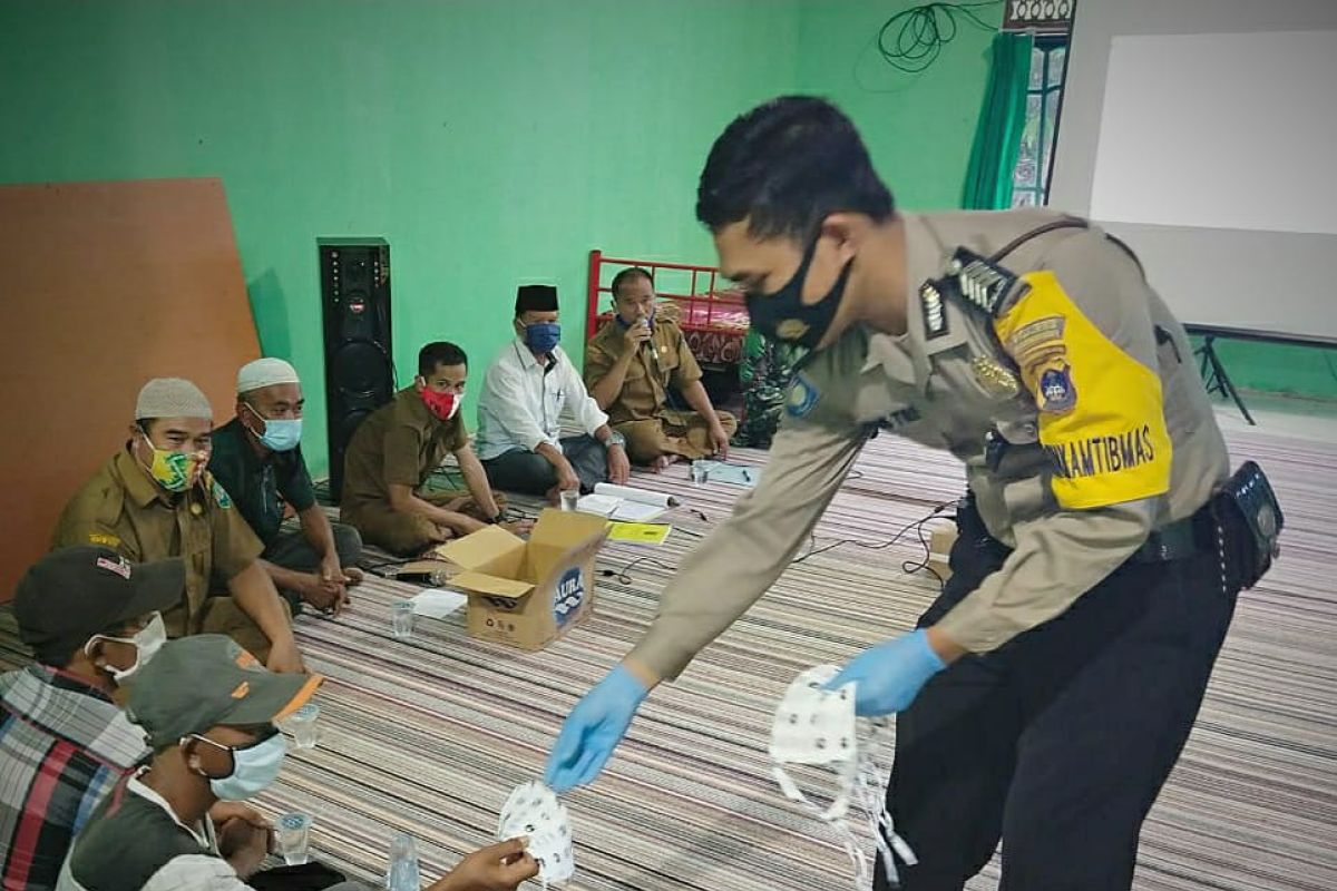 Rapat RKPDes jadi sasaran pembagian masker