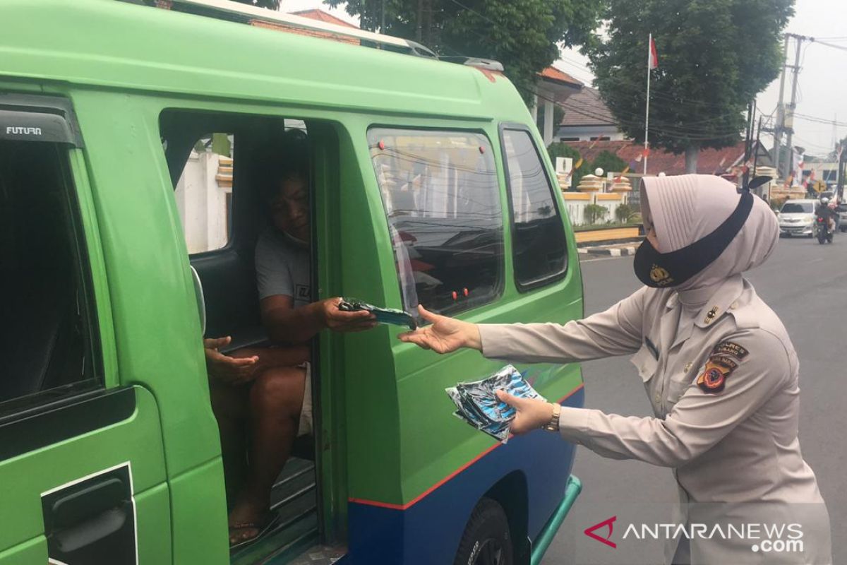 Polres Subang bagi-bagi masker kepada masyarakat