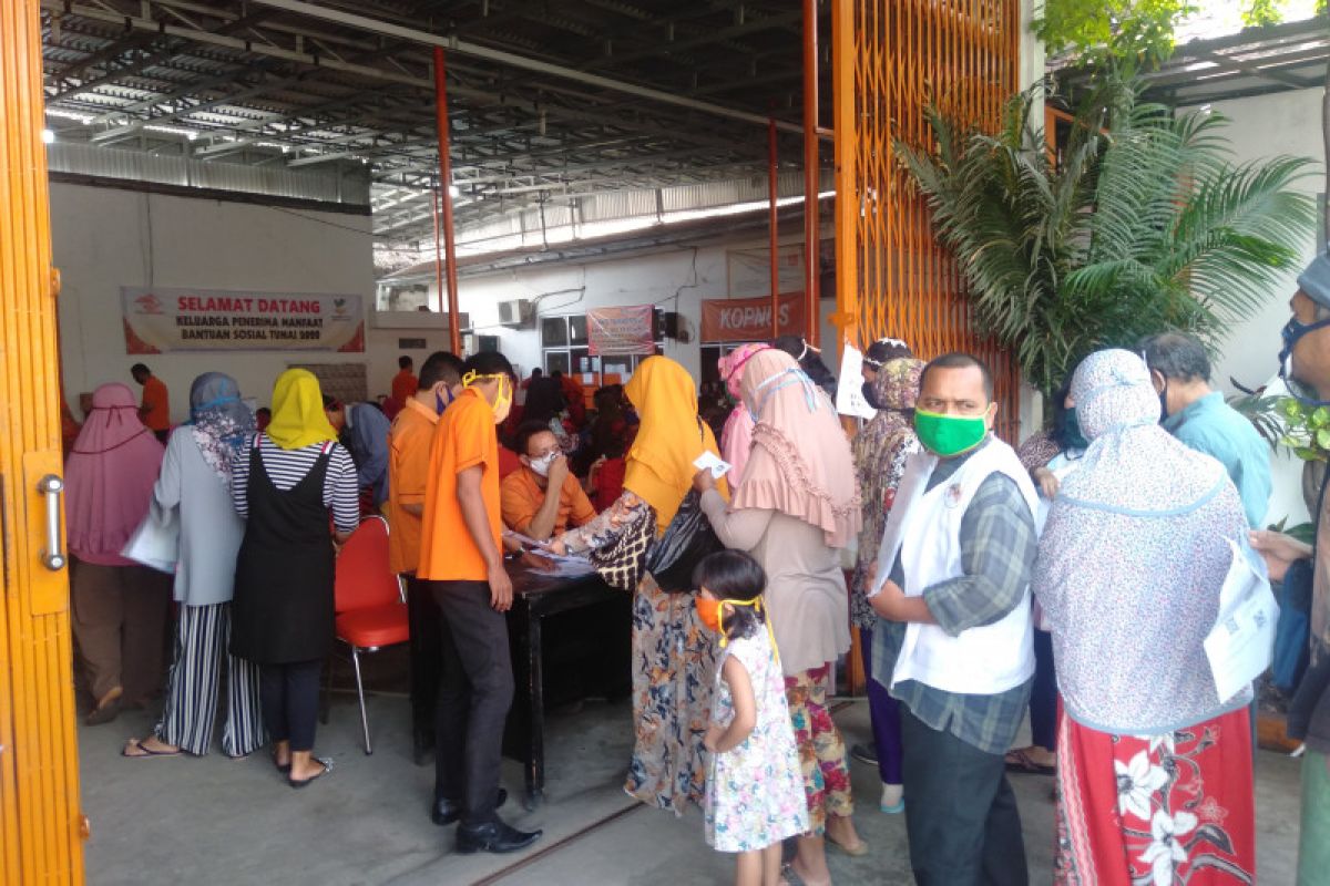 Kantor Pos Baturaja Sumsel salurkan dana BST dengan protokol  kesehatan