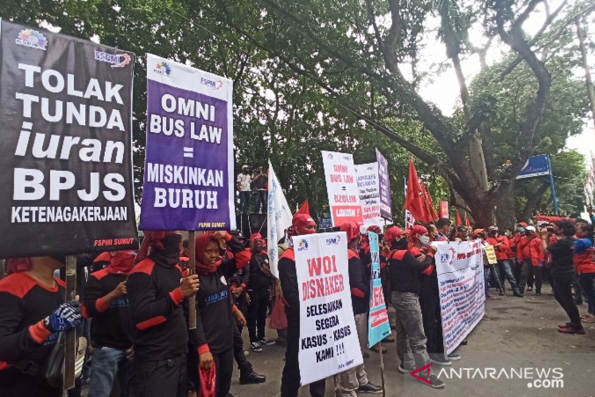 Ratusan buruh demo di DPRD Sumut tolak RUU Omnibus Law