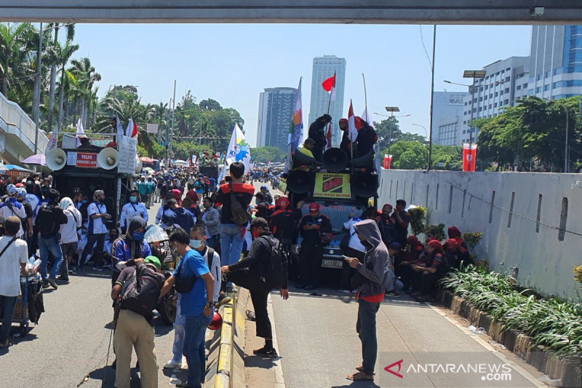 Imbas demo di DPR RI, TransJakarta masih lakukan pengalihan rute