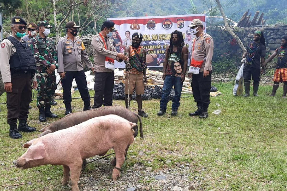 Polisi Puncak Jaya berikan tali asih ke warga Kampung Dondobaga