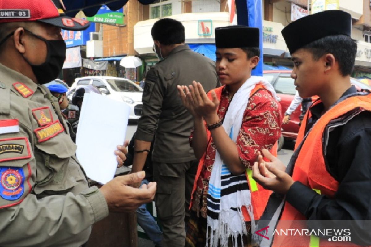 Petugas sisir warga Kota Sukabumi yang beraktivitas tidak gunakan masker