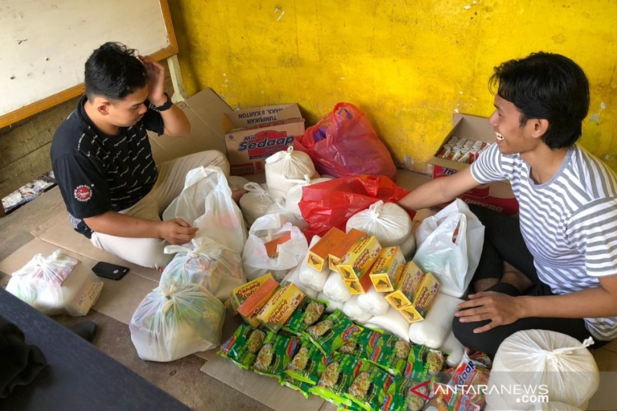 Mahasiswa UMM bagikan sembako dan jamu kepada warga Desa Benawa Tengah