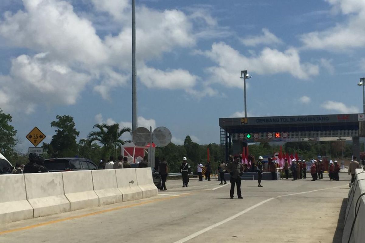 Presiden Jokowi tiba di Tol Sibanceh