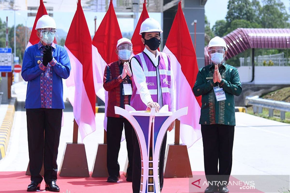 Presiden Jokowi resmikan jalan tol pertama di Aceh