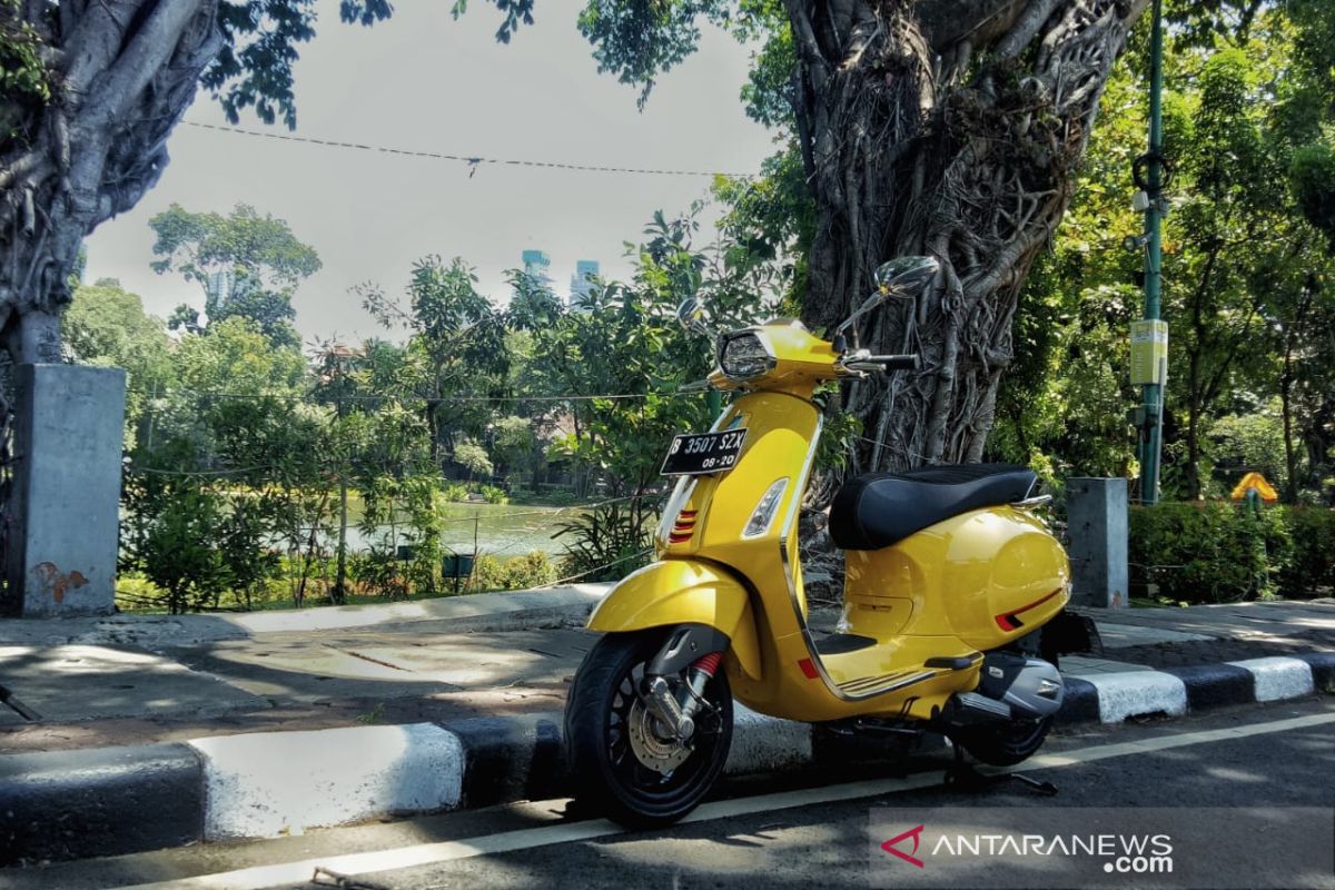 Menjajal kelincahan dari Vespa Sprint S i-get ABS yang nyentrik