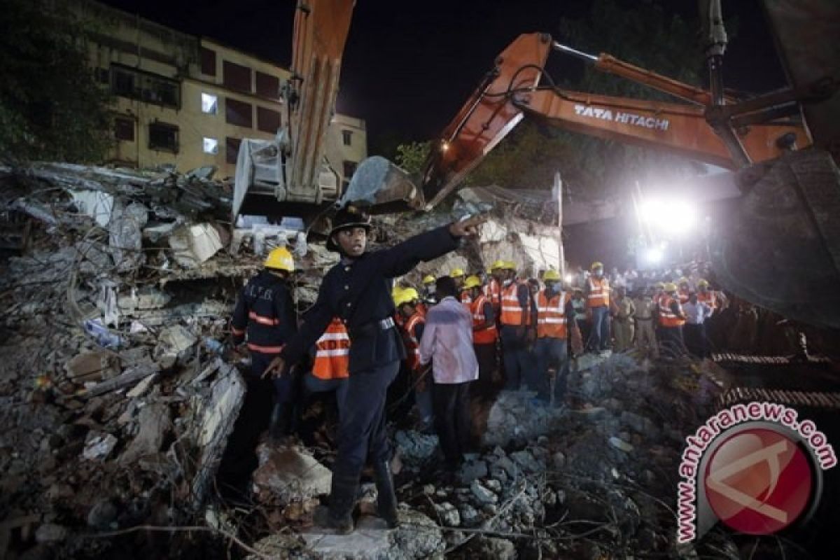 Apartemen lima lantai ambruk, dikhawatirkan ratusan orang terjebak