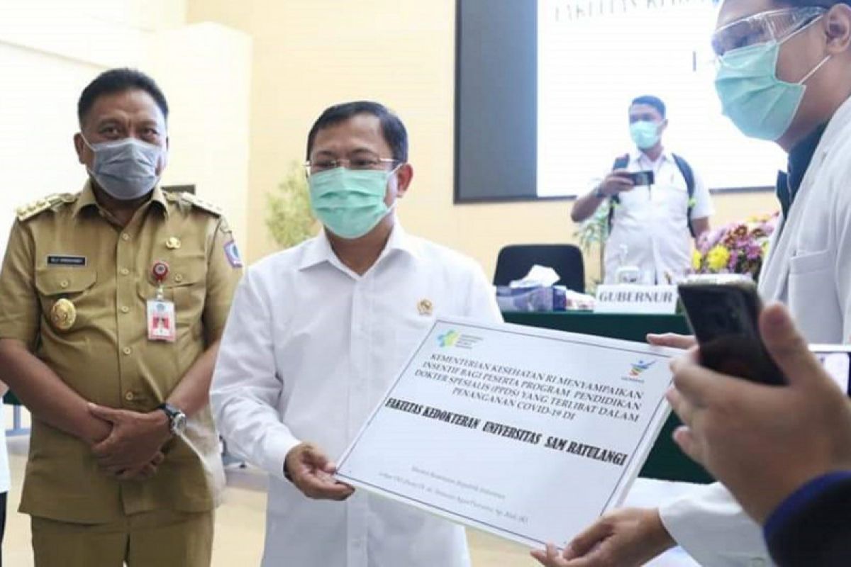 Menkes Terawan serahkan insentif dokter residen di Sulut
