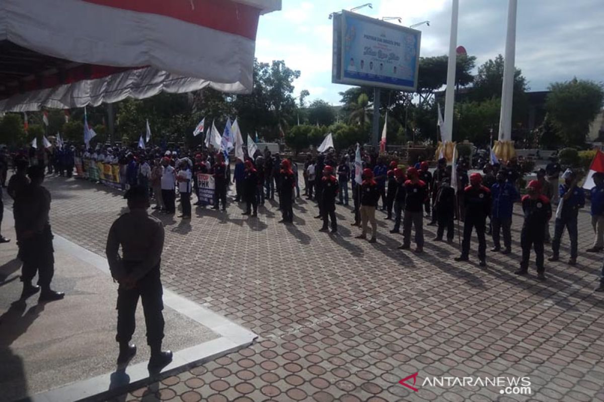 Unjuk rasa di DPR Aceh, massa buruh tolak PHK massal