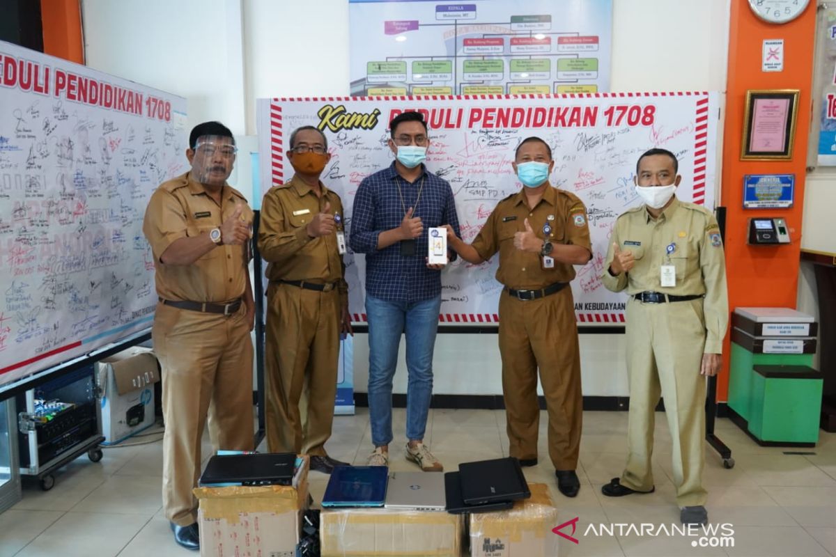 Karyawan Pertamina sumbang 304 HP dan laptop untuk siswa belajar daring