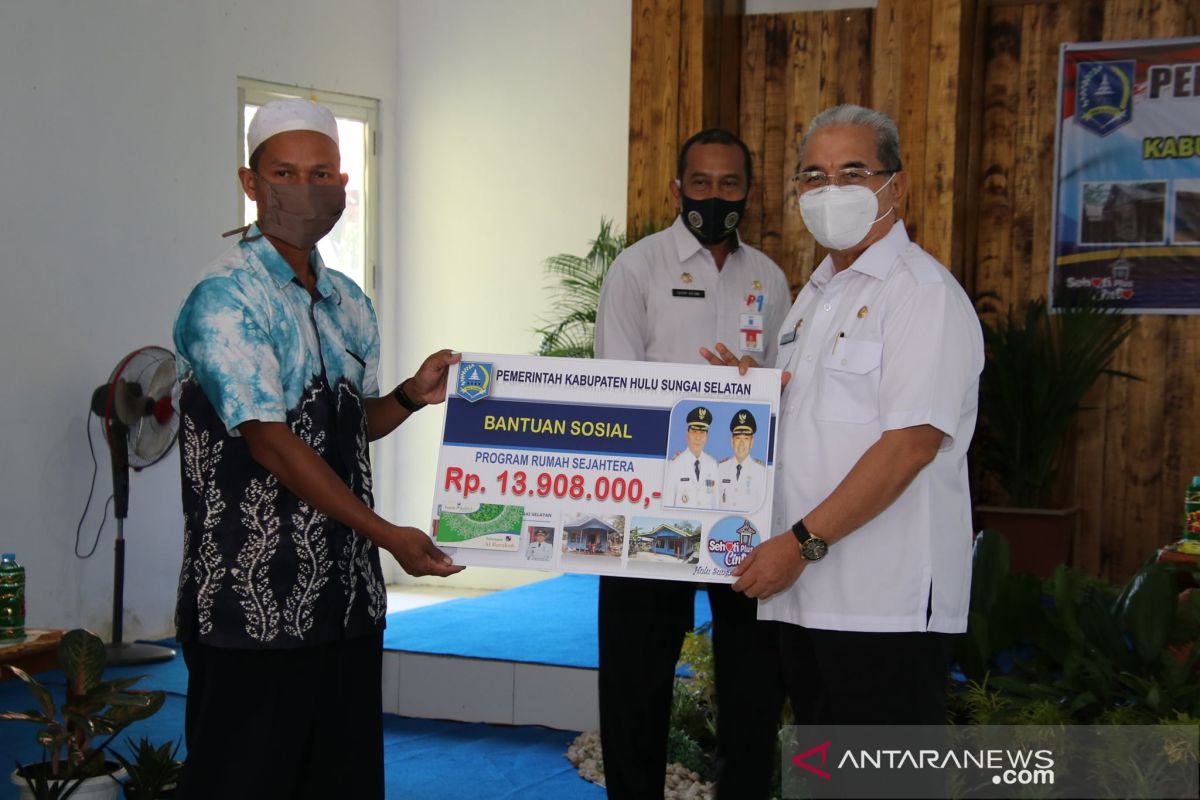 Bansos program rumah sejahtera Kalumpang dan Simpur disalurkan