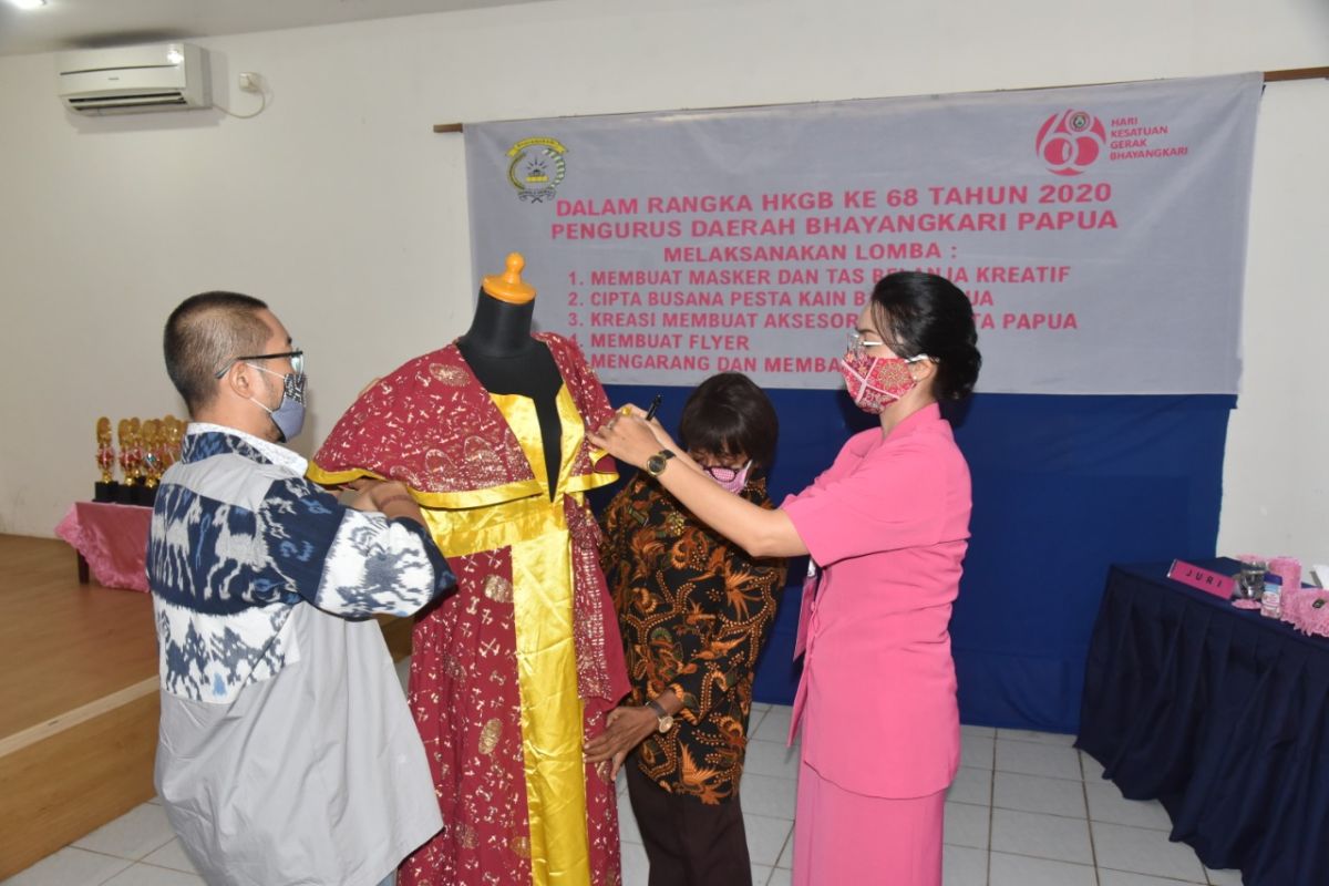 Bhayangkari daerah Papua gelar lomba cipta busana batik dan masker