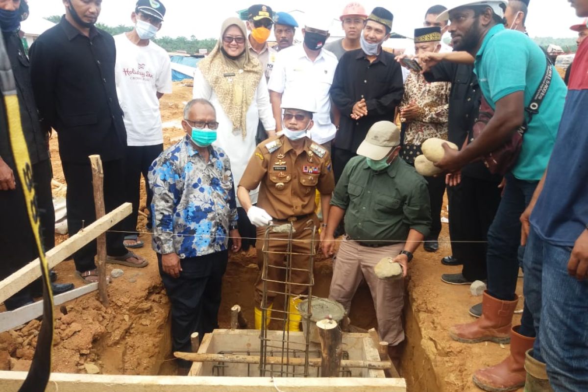 Bupati Pessel letakan batu pertama pembangunan pabrik kelapa sawit di Lunang