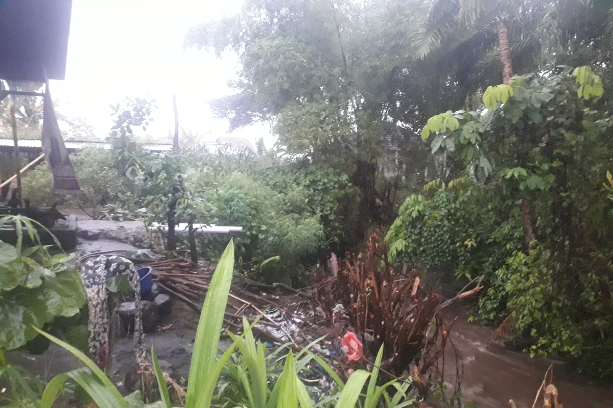 Tebing sungai terkikis, Rumah Makan Barangin Jalur 32 Pasaman Barat terancam ambruk