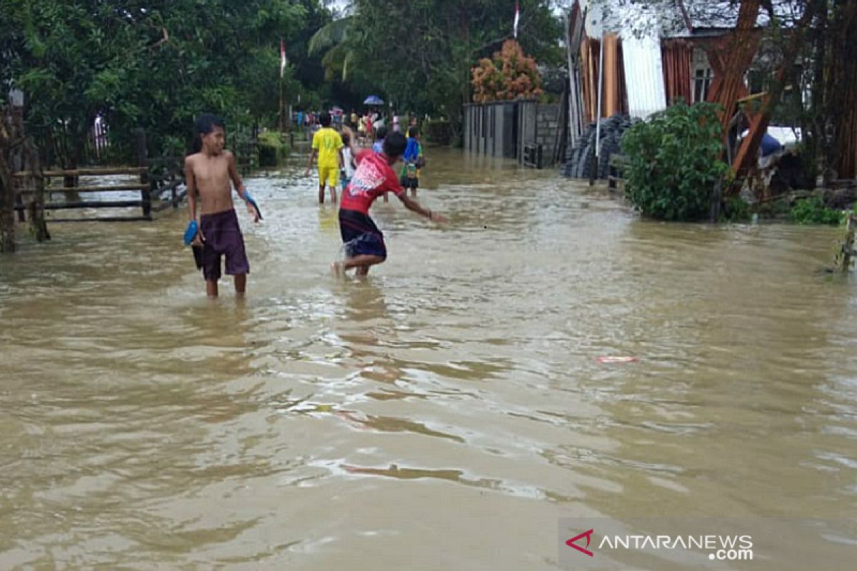 Floods inundate several hundred  homes on Seram Island, Maluku