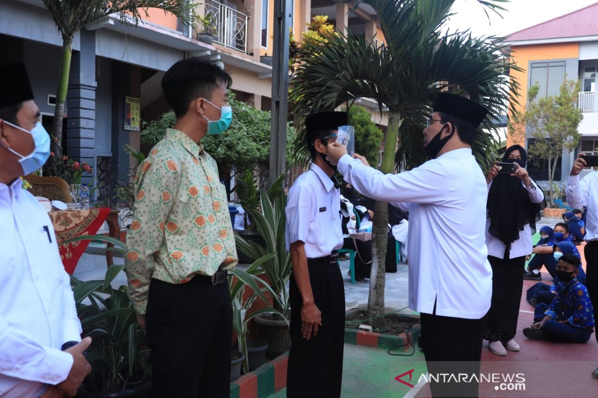 Pemkab Rejang Lebong bagikan masker untuk pelajar