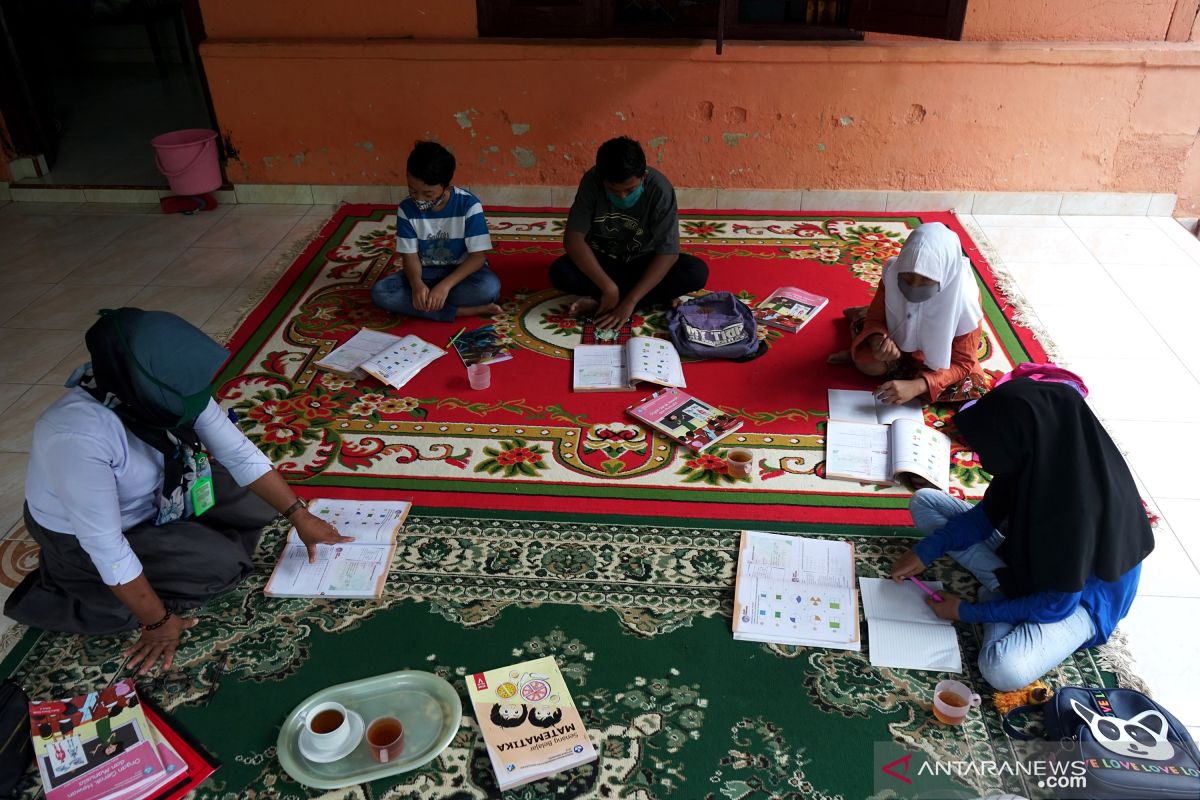 Guru SDN 4 Dungaliyo Gorontalo datangi rumah siswa untuk belajar luring