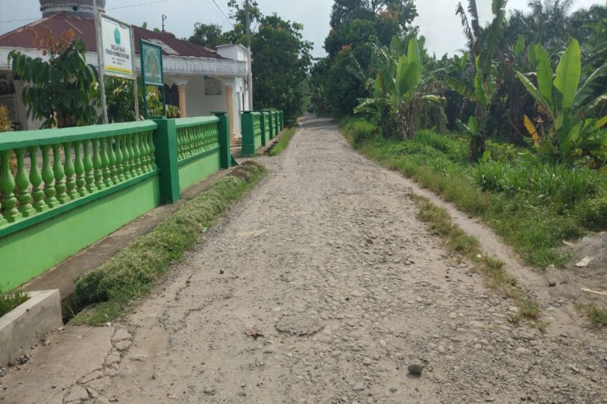 Warga Kecamatan Stabat 10 tahun dambakan pengaspalan jalan