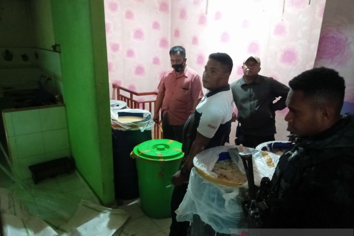 Polisi Jayawijaya gerebek tempat produksi minuman beralkohol