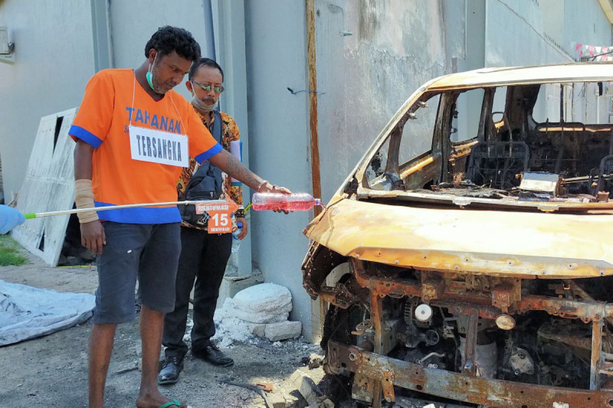 Pije siramkan bensin ke mobil mewah Via Vallen lalu membakarnya