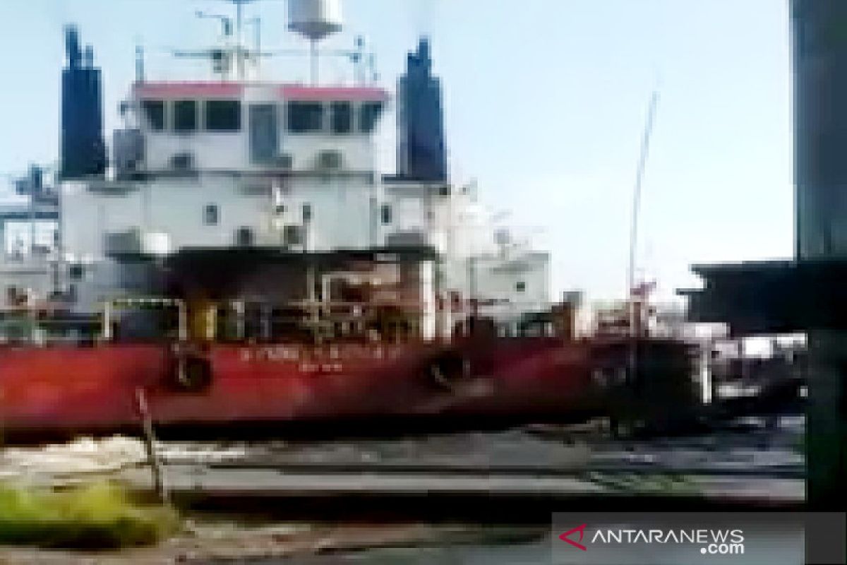 Lanting rusak dan kelotok tenggelam akibat diserempet kapal Pertamina