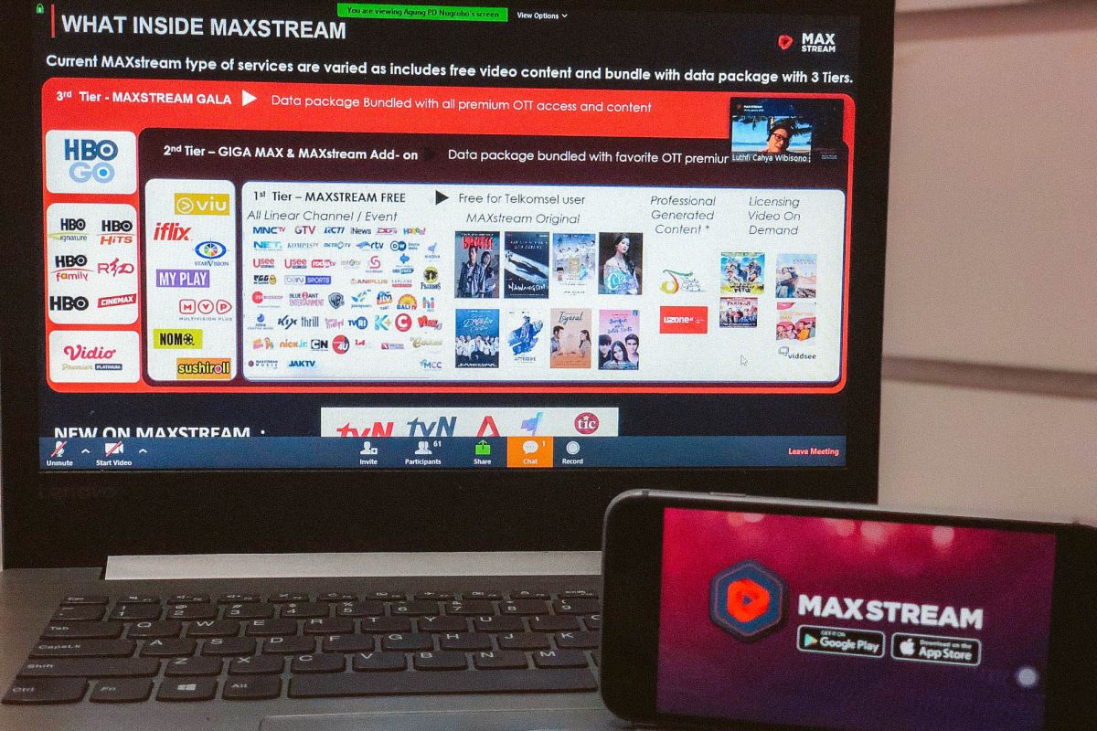 MAXstream tambah variasi konten, dari konser hingga wisuda daring