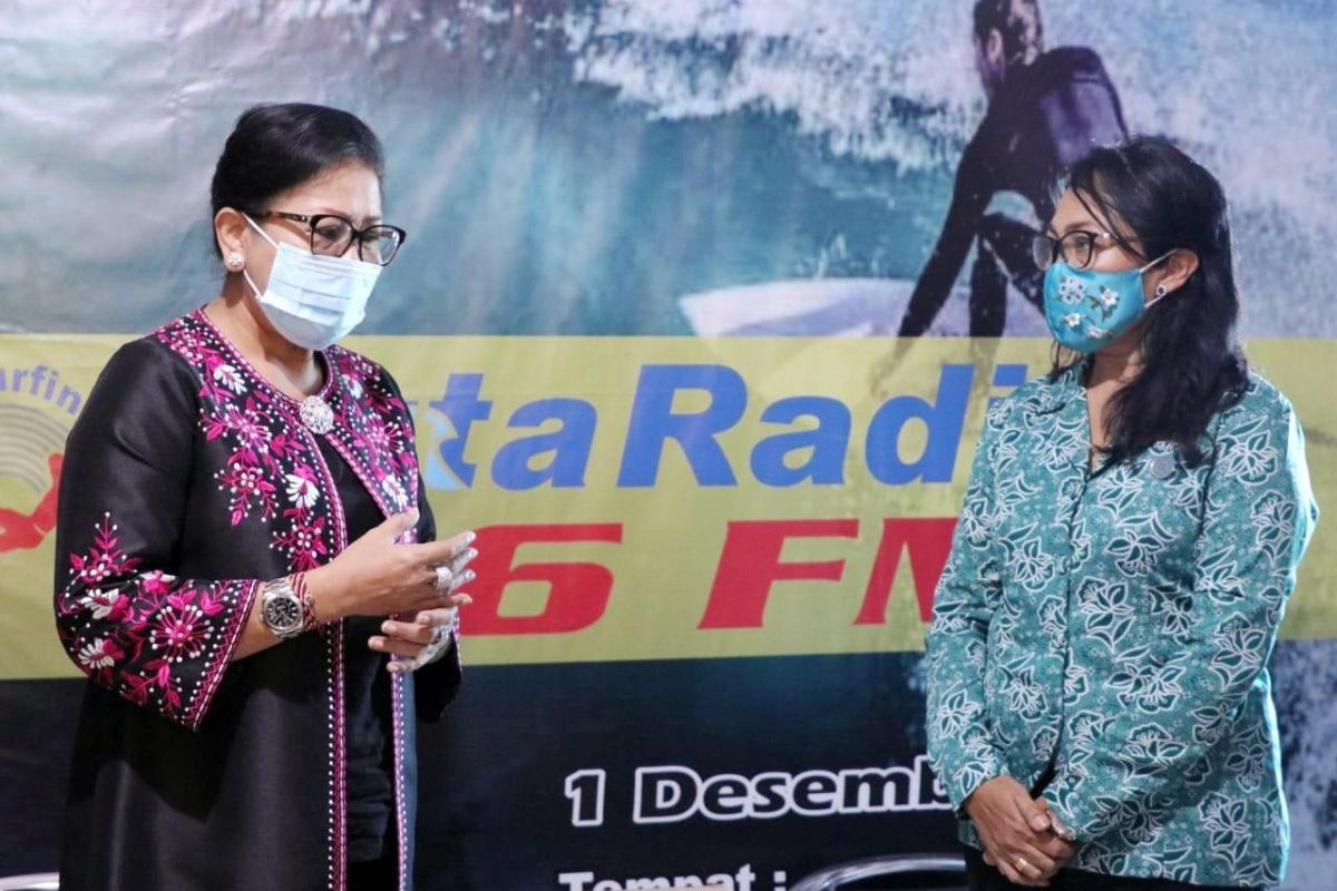 Putri Koster serahkan 1.000 masker secara simultan pada PKK Kabupaten/Kota se-Bali