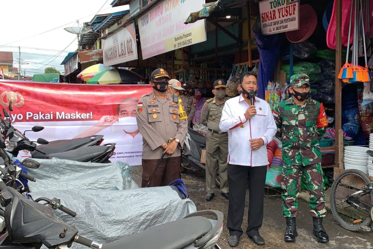 Bupati Kapuas Hulu turun ke pasar sosialisasikan protokol kesehatan