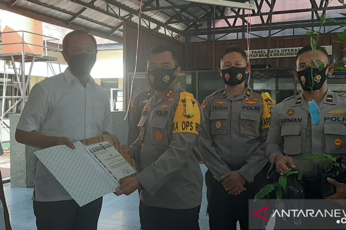 Kapolres berikan piagam bagi lurah dan kades 