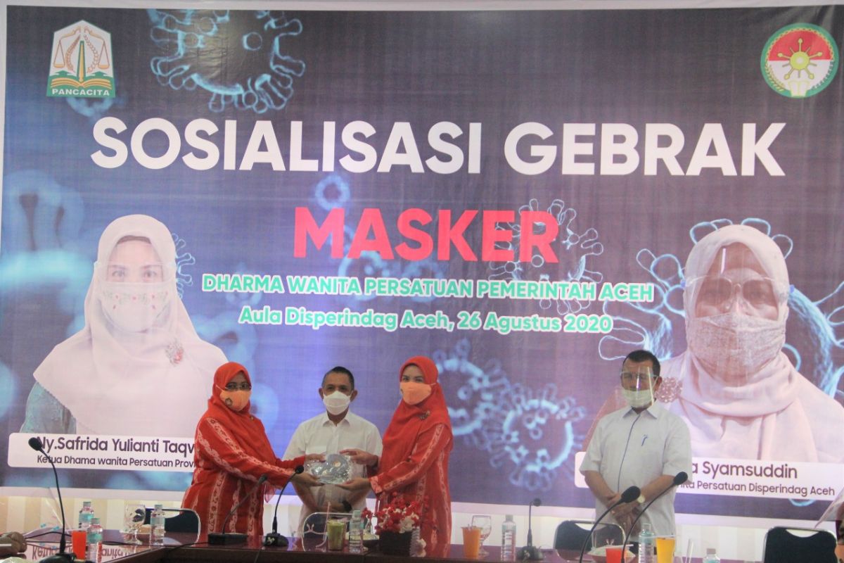 Cegah penyebaran COVID-19, DWP Aceh Sosialisasi Gebrak Masker di Disperindag