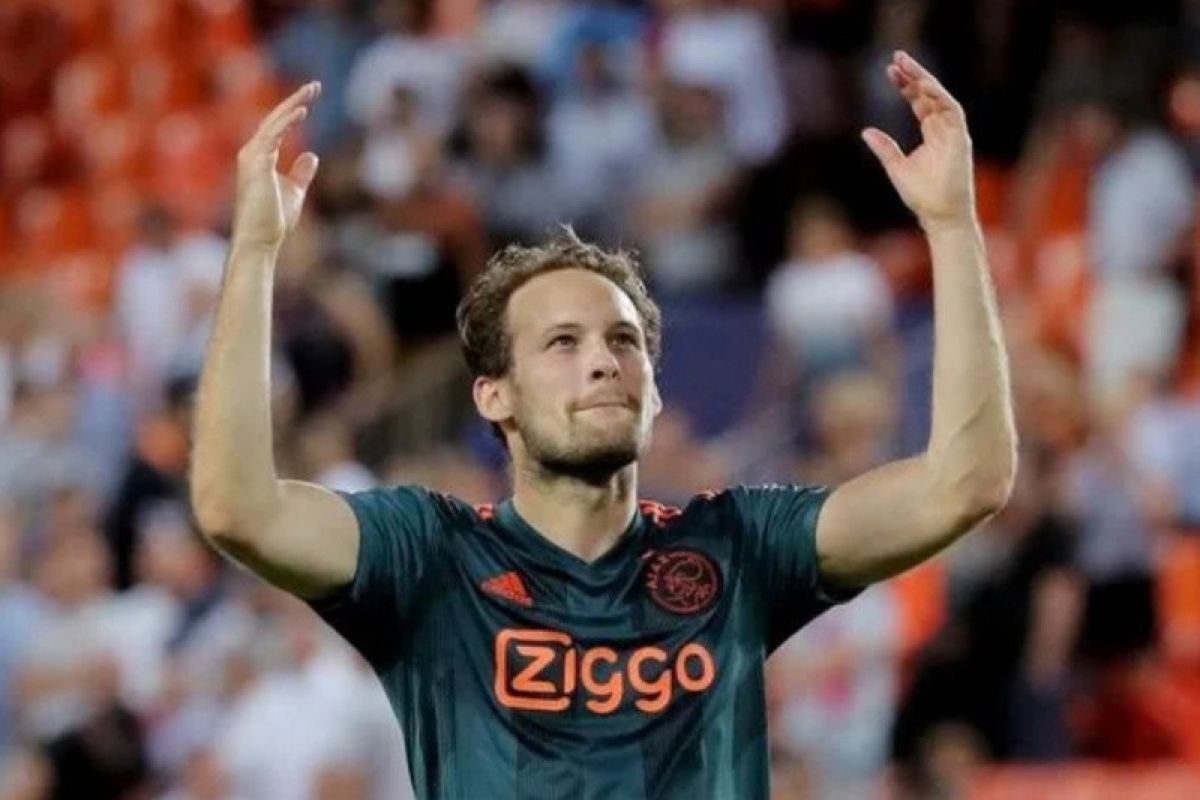 Penyakit jantung kambuh,  Daley Blind pingsan saat bermain lawan Hertha