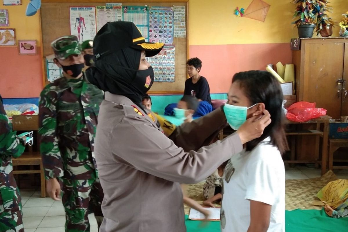 Kapolres - Dandim di Maluku Tengah  bantu korban banjir di Masohi