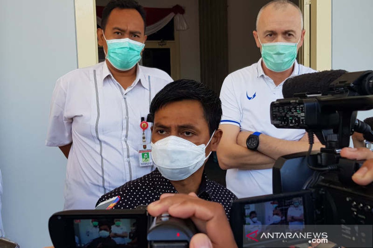 Pemain PSIS menjalani tes usap di lobi DPRD Kota Semarang