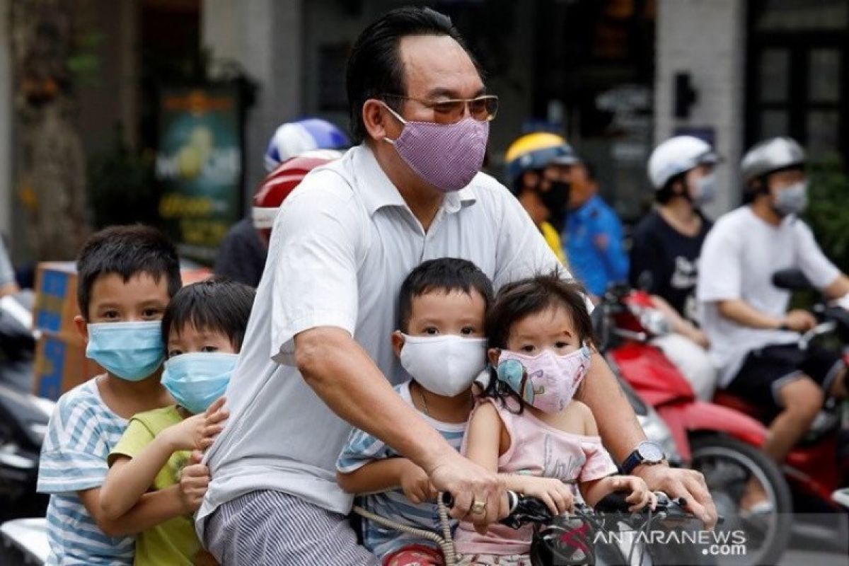 Hanoi perpanjang "lockdown", Vietnam tingkatkan tes COVID