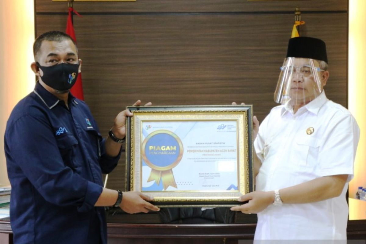 Bupati Aceh Barat raih penghargaan terkait sensus penduduk daring dari BPS