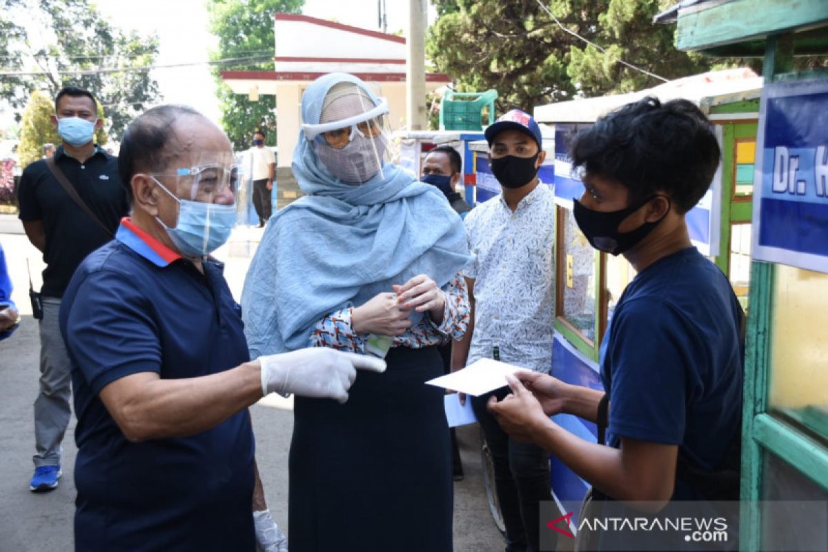 Wakil Ketua MPR Syarief Hasan beri bantuan modal usaha kepada UMKM