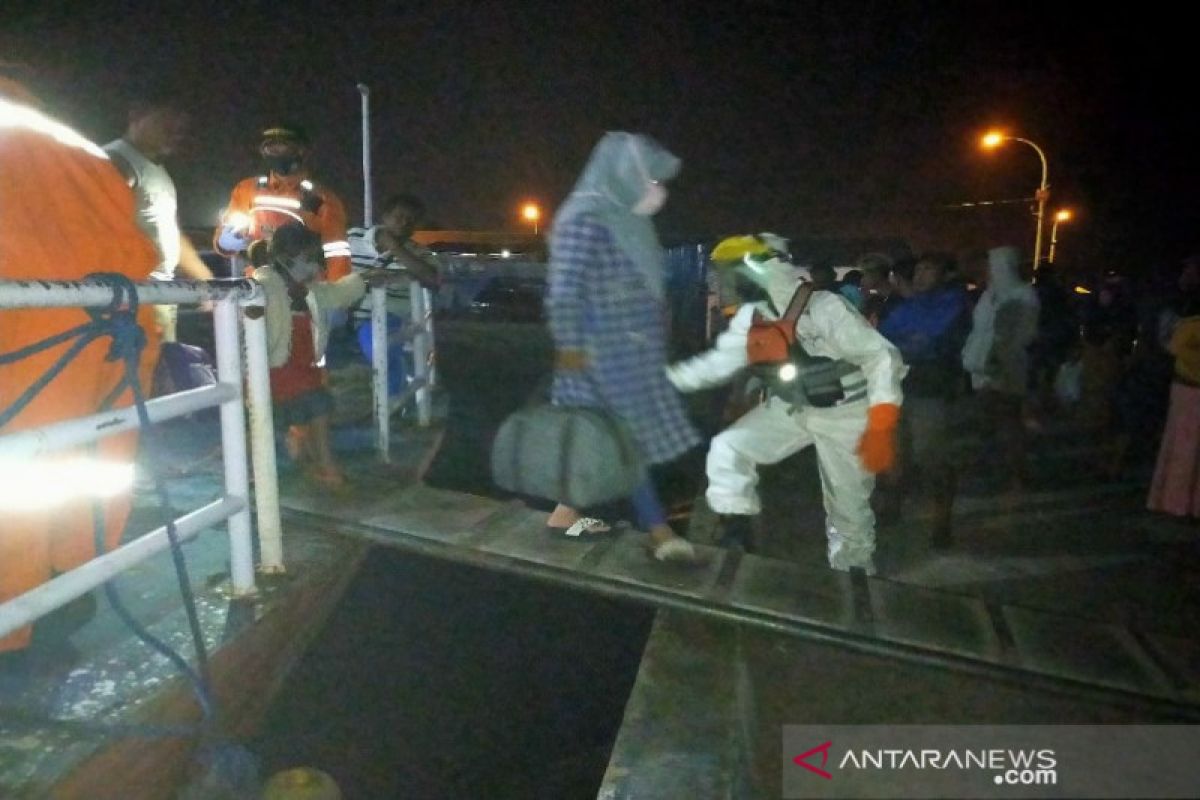 Tim SAR evakuasi 66 penumpang kapal KM Aksar 02 di perairan Buton Selatan