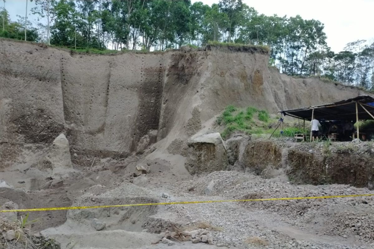 Penambang pasir di lereng Gunung  Merapi tewas tertimpa tebing longsor