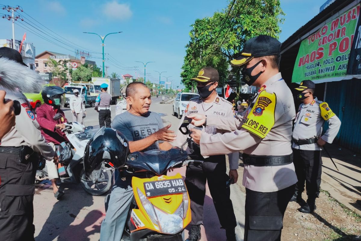 Kapolres Tabalong bagi - bagi masker gratis