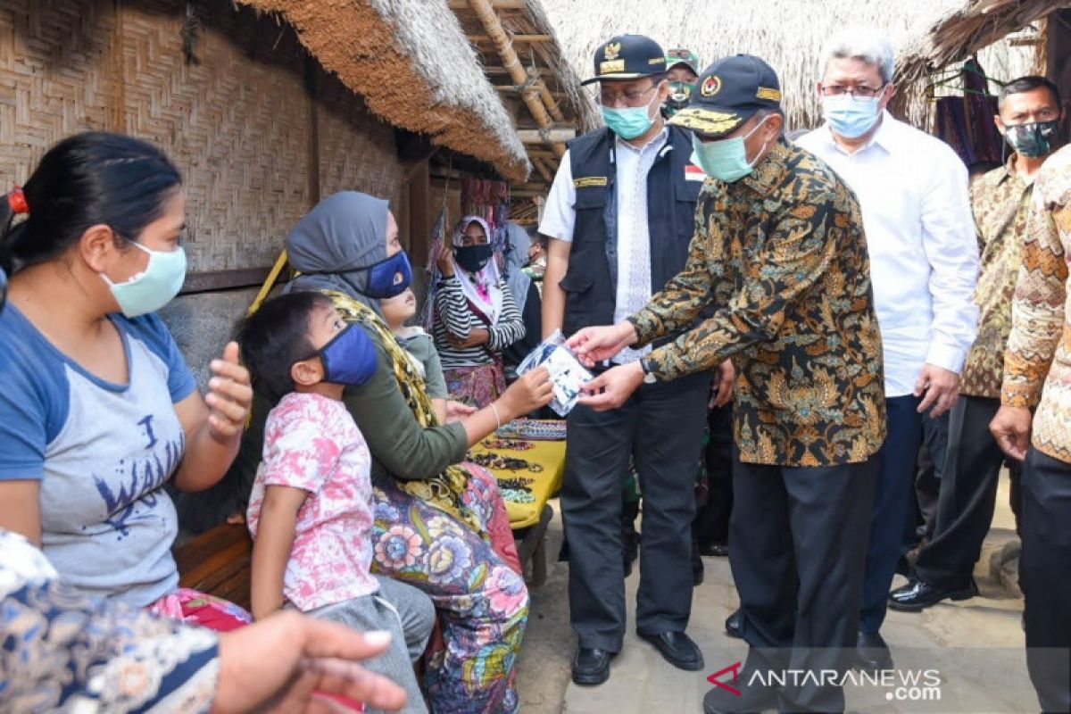 Menko PMK bagi-bagi masker di Lombok Tengah NTB