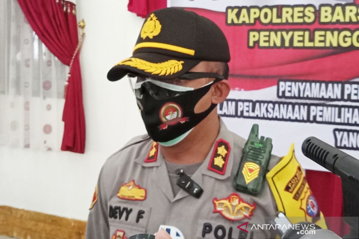 Polres Barsel pasang spanduk ingatkan masyarakat gunakan masker